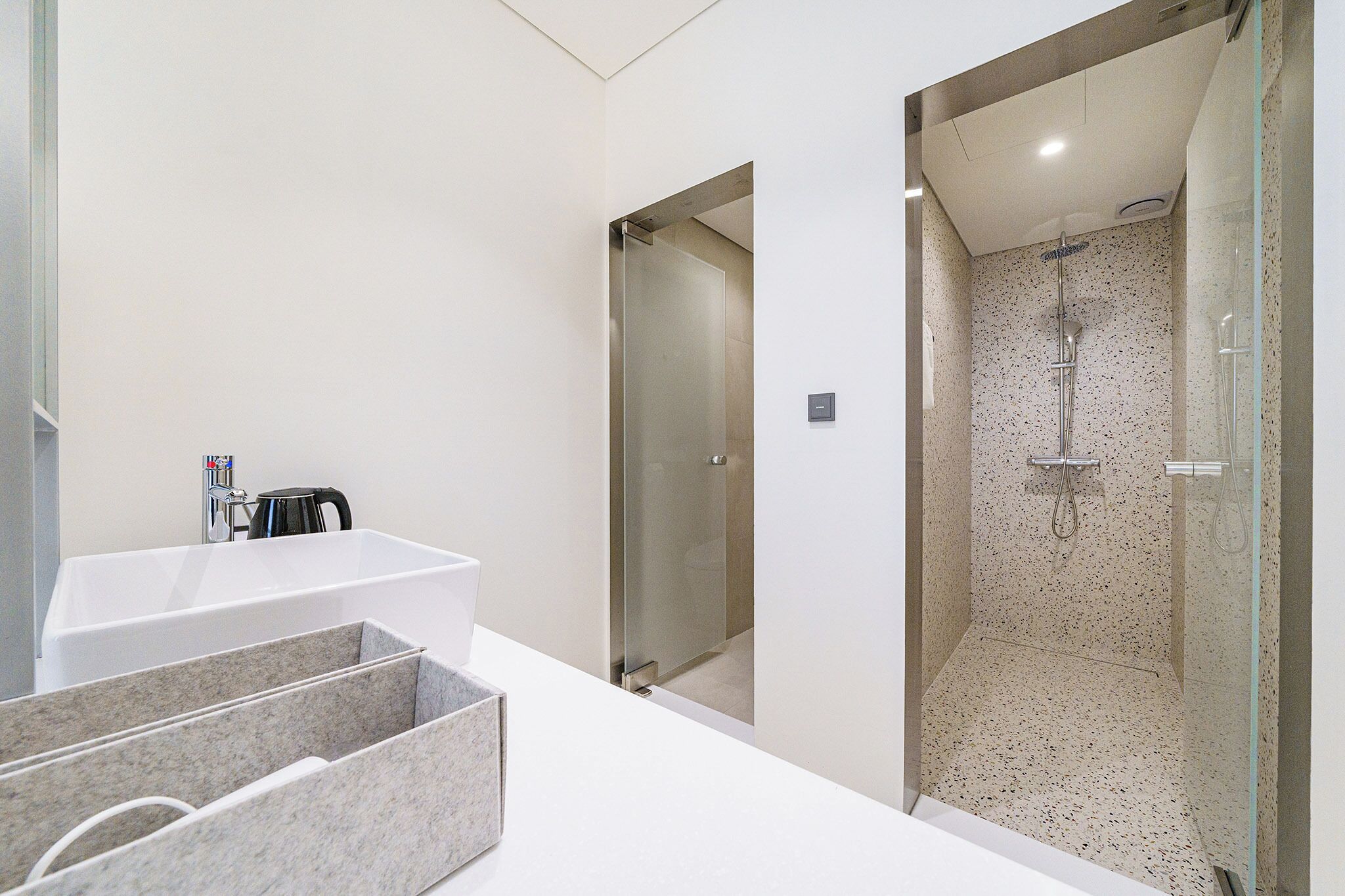 Deluxe Twin Room, City View | Bathroom | Hair dryer, bathrobes, towels, shampoo