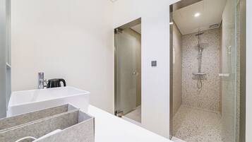 Deluxe Twin Room, City View | Bathroom | Hair dryer, bathrobes, towels, shampoo