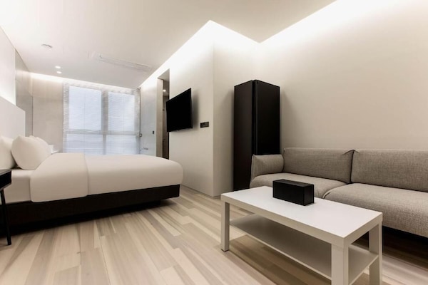 Escritorio, espacio para trabajar con laptop y wifi gratis