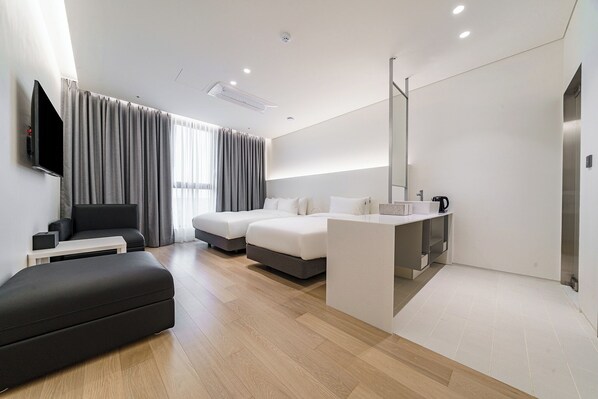 Deluxe Twin Room, City View | Desk, laptop workspace, free WiFi