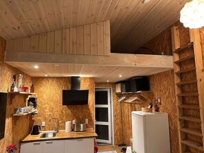 Kühlschrank, Herdplatte, Wasserkocher, Toaster