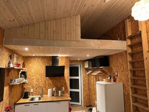 Køleskab, kogeplade, elkedel, brødrister