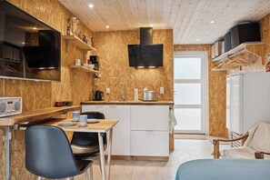 Kühlschrank, Herdplatte, Wasserkocher, Toaster