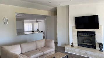 Smart TV, chimenea y oficina