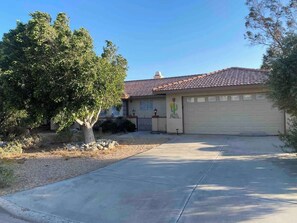 Property grounds - @ Marbella Lane - Majestic Desert Mountain Views (Desert Hot Springs)