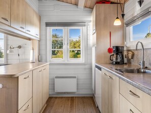 Kühlschrank, Mikrowelle, Geschirrspüler, Kochgeschirr/Geschirr/Besteck