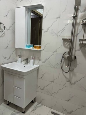 Haartrockner, Bidet, Handtücher, Seife