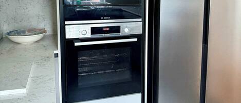 Geladeira, micro-ondas, fogão, cooktop