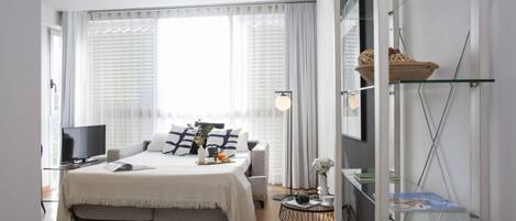 1 habitación, tabla de planchar con plancha y ropa de cama