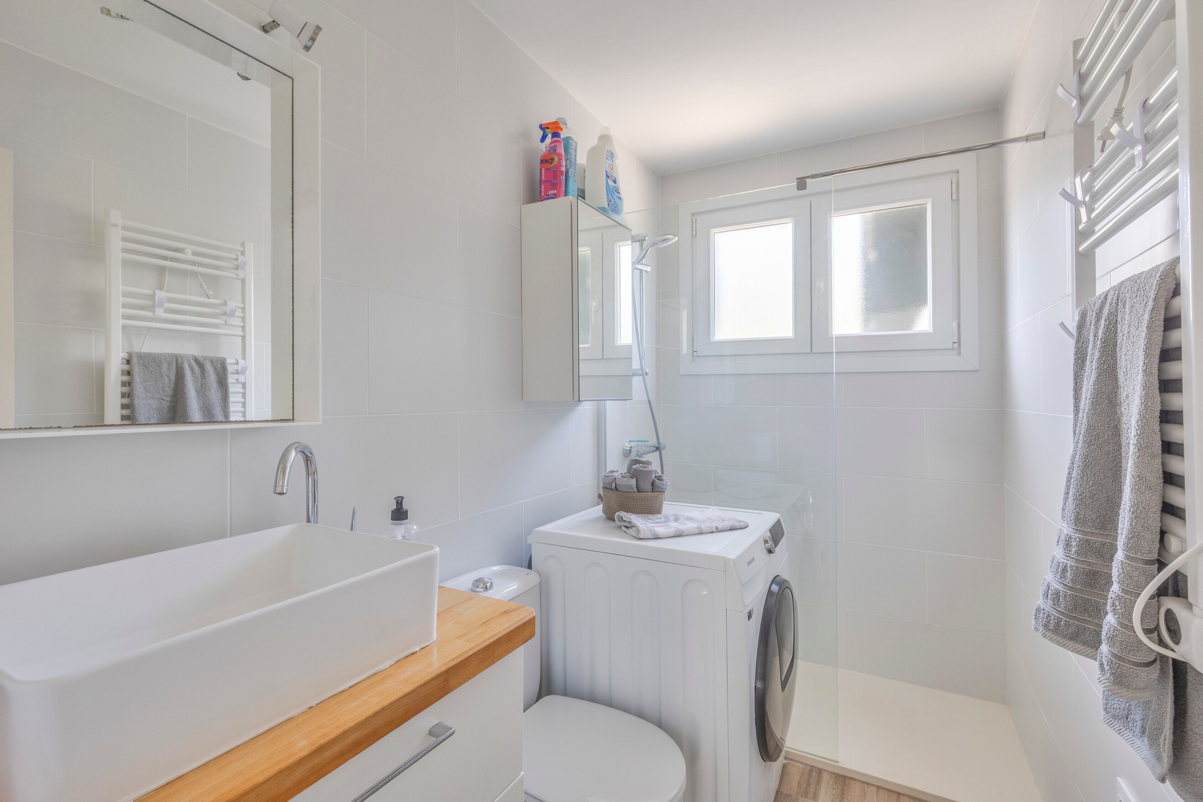 Een douche, een haardroger, handdoeken
