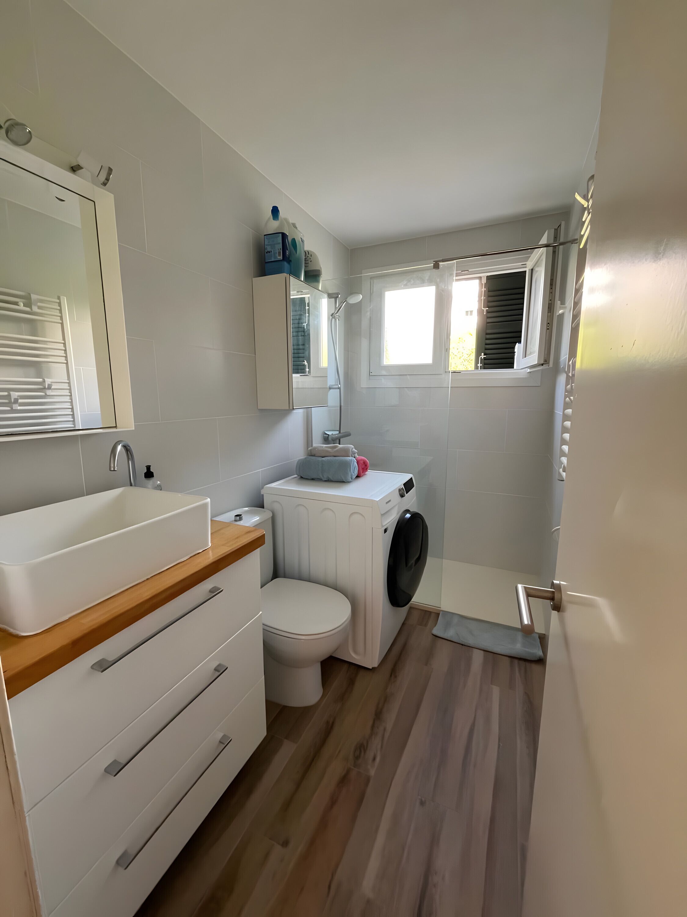 Dusj, hårføner og håndklær