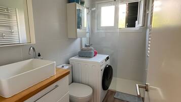 Dusj, hårføner og håndklær