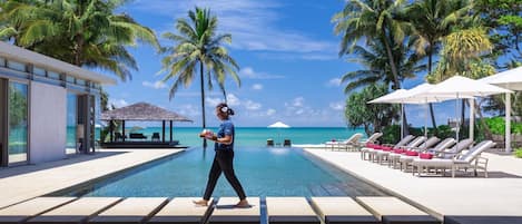 Una piscina al aire libre