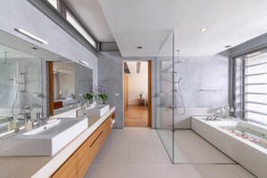 Vila Mewah, 6 kamar tidur, pemandangan pantai | Kamar mandi | Perlengkapan mandi gratis, pengering rambut, sandal, dan handuk
