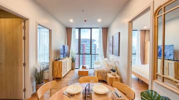 Apartamento, 2 quartos, sacada, vista para o jardim | Sala de jantar