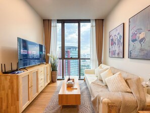 Apartamento, 2 quartos, sacada, vista para o jardim | Sala de estar | Livros