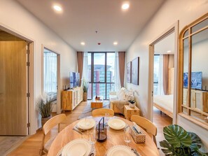 Dining room - Luxury Downtown Bangkok 2BR 2BA · Sky Pool Gym · 5min Walk to Siam Paragon (Bangkok)