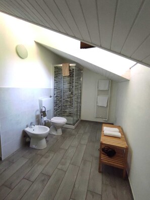 SĂšche-cheveux, bidet, serviettes fournies, savon
