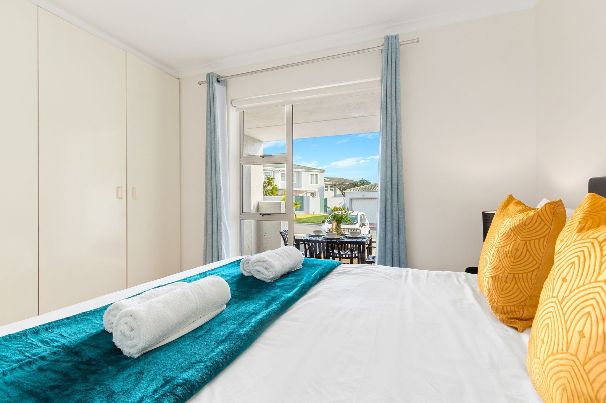 Quarto de hotel com cama, vista para o exterior e área de refeições.