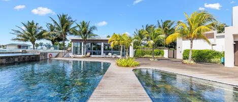 Apartment (3 Bedrooms) | Front of property