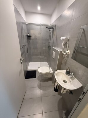 Basic Apartment | Bathroom
