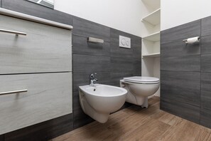 Regadera, secadora de cabello, bidet, toallas 