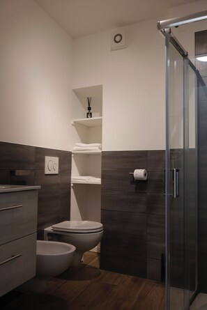 Shower, hair dryer, bidet, towels - Charming one-bedroom apartment with balcony in the heart of Menaggio (Menaggio)