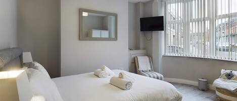 5 bedrooms, WiFi, bed sheets