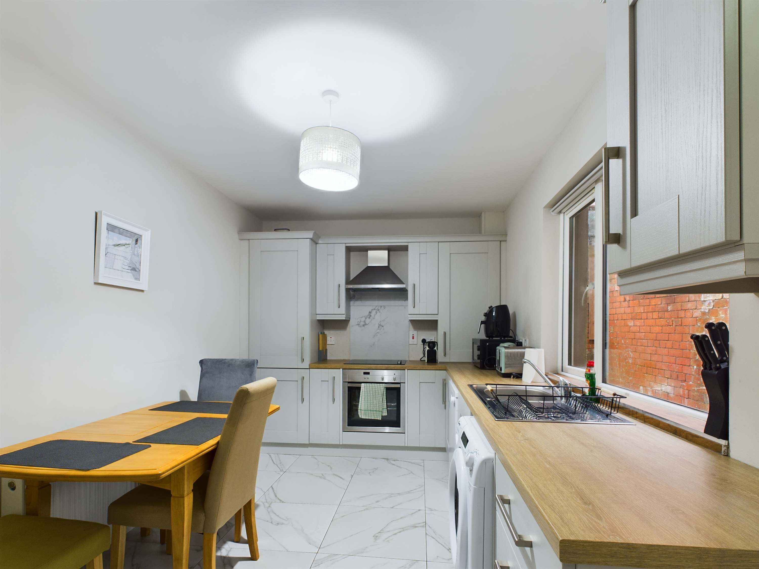 Microwave, dishwasher, coffee/tea maker, toaster