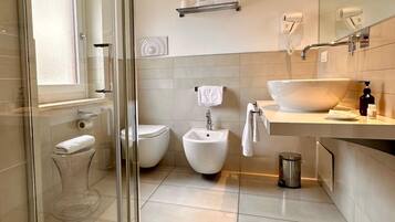 Shower, hair dryer, bidet, towels