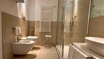 Regadera, secadora de cabello, bidet, toallas