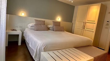 1 habitación, tabla de planchar con plancha, internet y ropa de cama