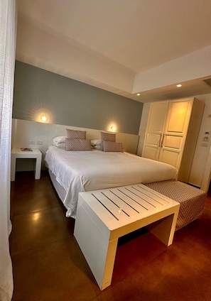 1 bedroom, iron/ironing board, internet, bed sheets