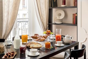 Dagelijks ontbijt met lokale gerechten (toeslag)