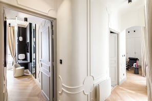 Appartement, vue ville | Literie hypoallergénique, surmatelas, coffres-forts dans les chambres