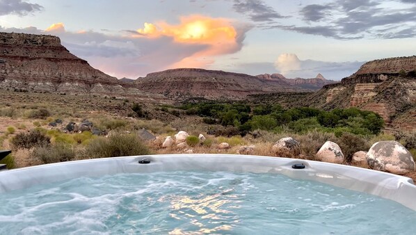 Outdoor spa tub