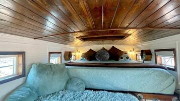 1 bedroom, desk, WiFi, bed sheets