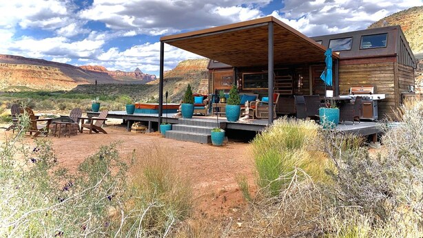 Outdoor dining - Utah Tiny House for a King Sized Zion Glamping Escape (La Verkin)