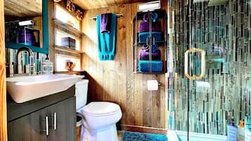 Jetted tub, hair dryer, towels, soap