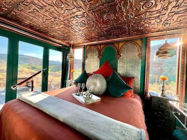 2 bedrooms, WiFi, bed sheets - Utah Tiny House for a King Sized Zion Glamping Escape (La Verkin)