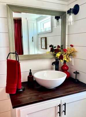 Bañera de hidromasaje, secador de pelo, toallas, jabón