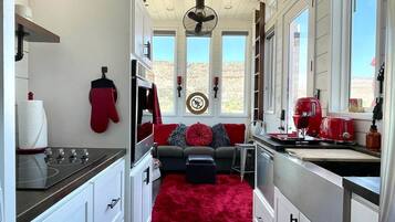 Kühlschrank, Mikrowelle, Herdplatte, Geschirrspüler