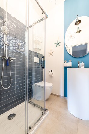 Een douche, een haardroger, een bidet, handdoeken