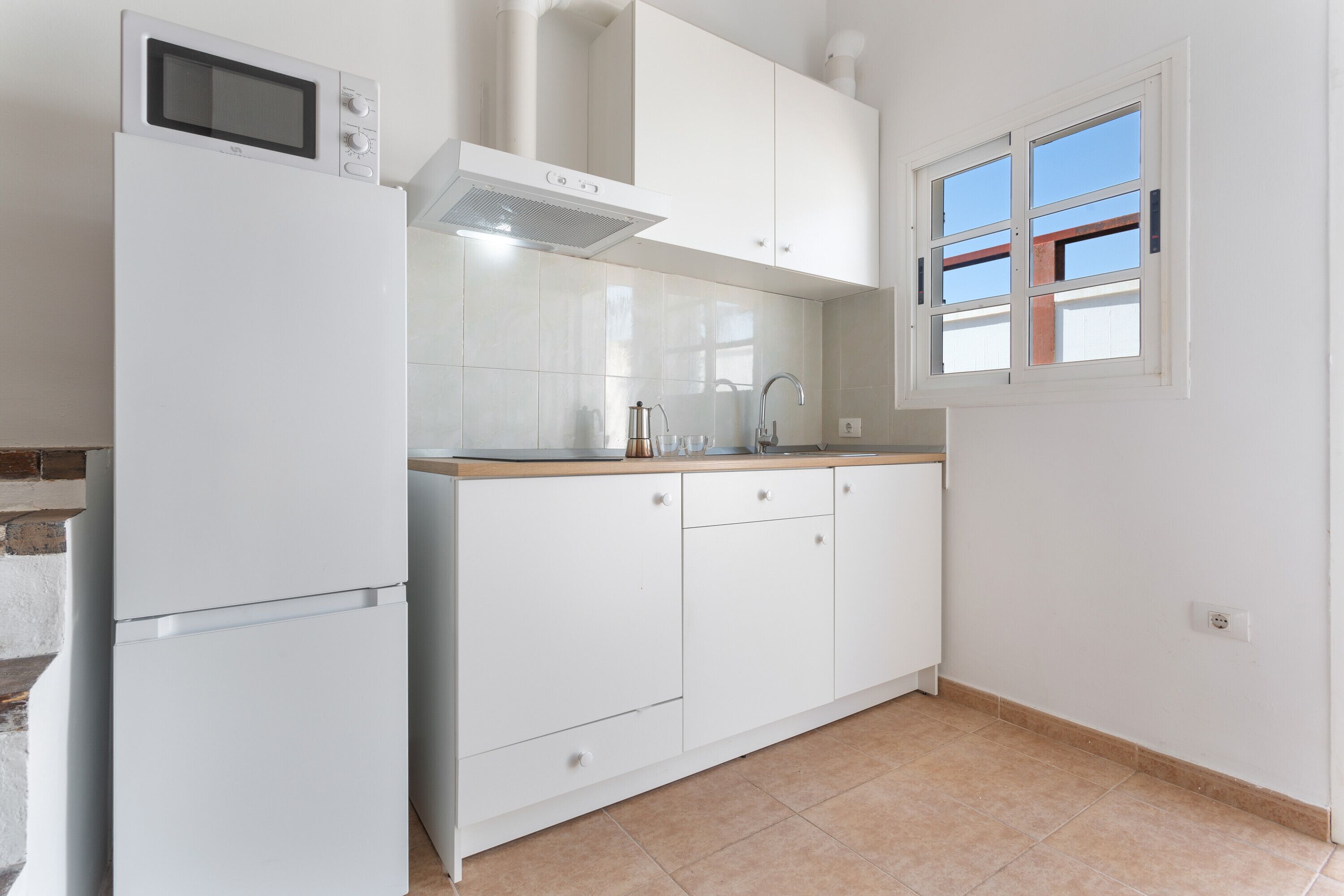 冷蔵庫、電子レンジ、コンロ、コーヒー / ティーメーカー