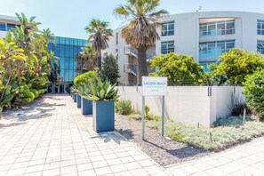 Front of property - Lagoon Beach 124A by CTHA (Kaapstad)
