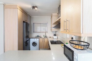 ثلاجة/مجمد بحجم كبير، ميكروويف، فرن، موقد طهي مسطح