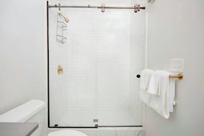 Dusche, Haartrockner, Handtücher