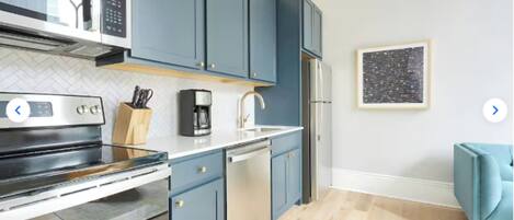 Jääkaappi, mikroaaltouuni, uuni, liesi