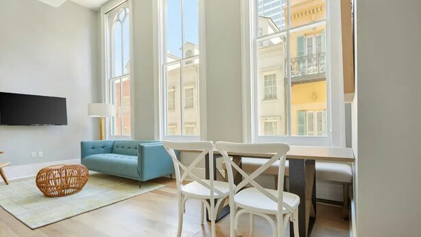 Smart TV - Modern Stay in Landmark Building | Walk to French Quarter | The Harlequin (New Orleans)