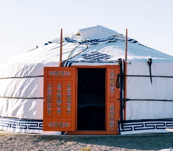Exterior - Cute Stargazing Yurt near Joshua Tree National Park, California (Twentynine Palms)